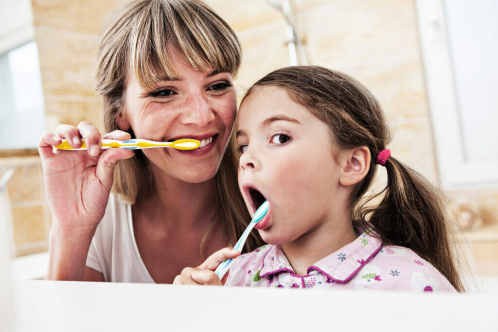 Mutter und Tochter beim Zähne Putzen