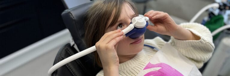 Kind bei Lachgasbehandlung